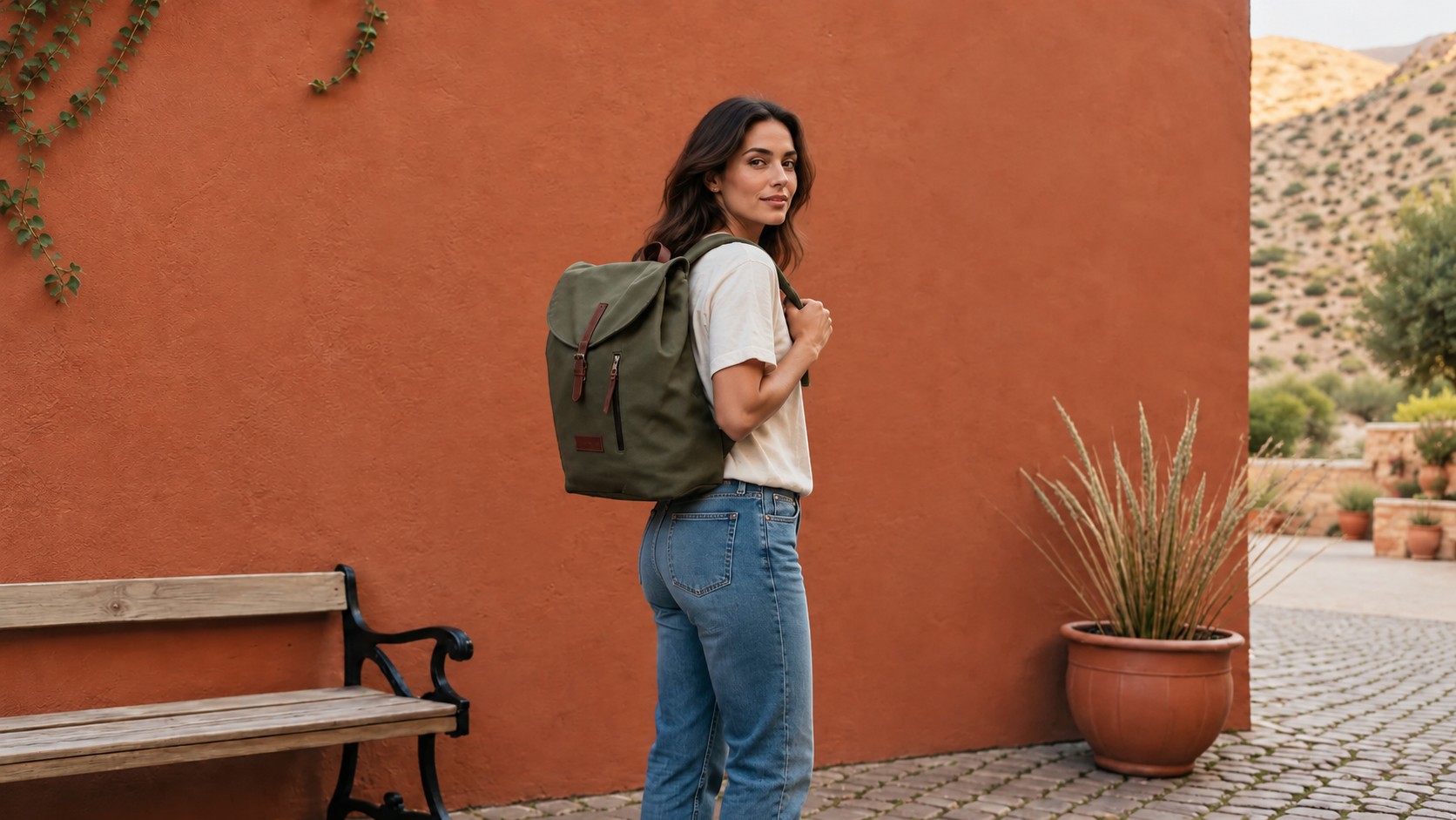 Femme avec un NOMAD Original Forest devant un mur terracotta