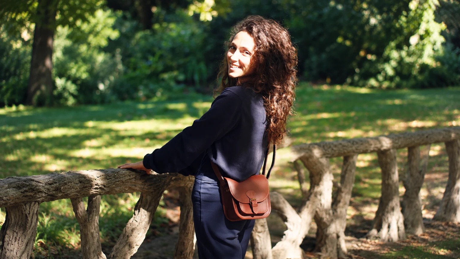 MAE Cuir porté dans un jardin
