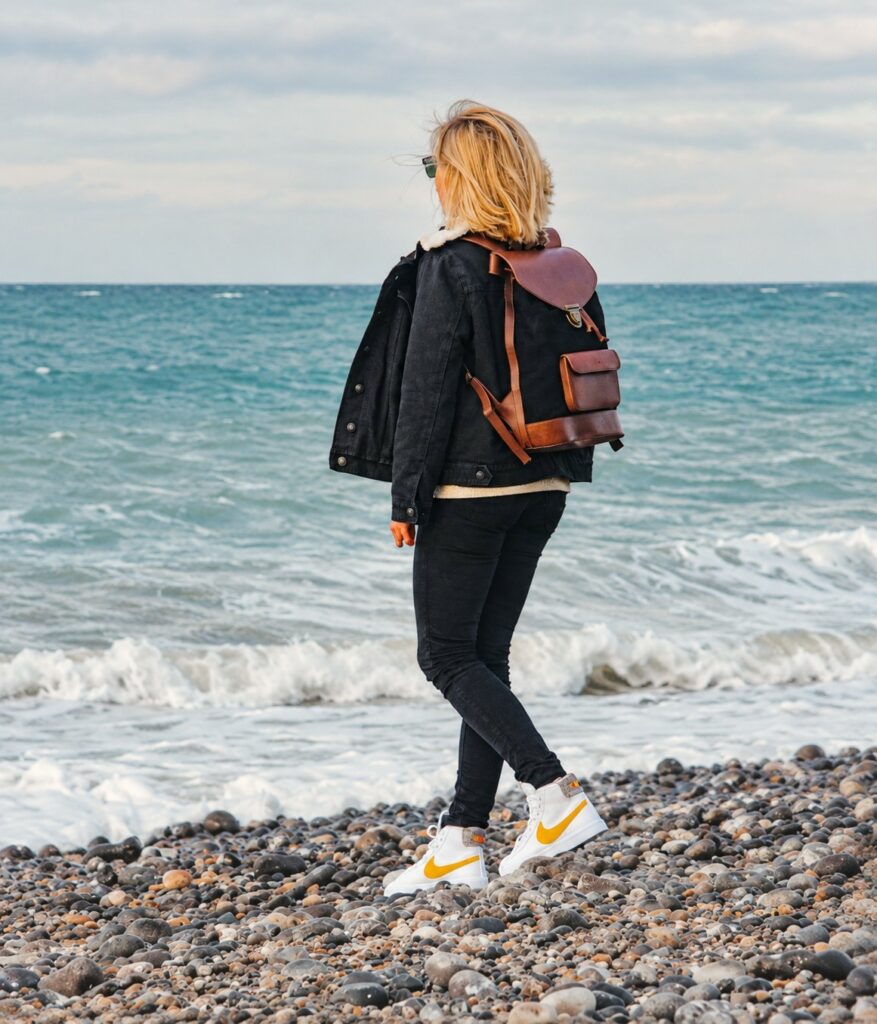 JOE Noir porté par une femme au bord de la mer