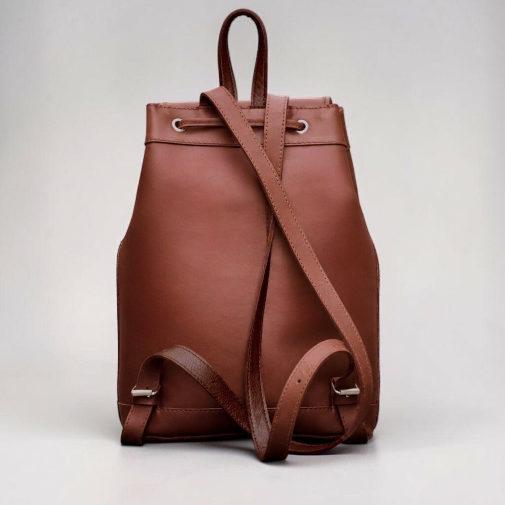 LOU Cuir marron : bretelles réglables et dos du sac