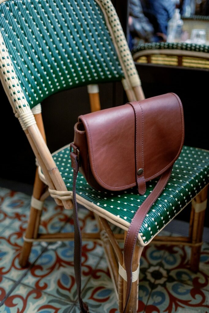 ALBA Cuir marron, silhouette arrondie et finitions