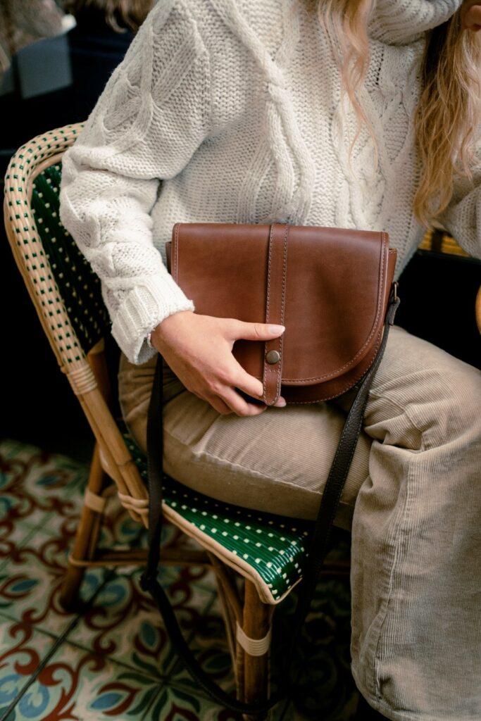 ALBA Cuir à l’épaule, au café