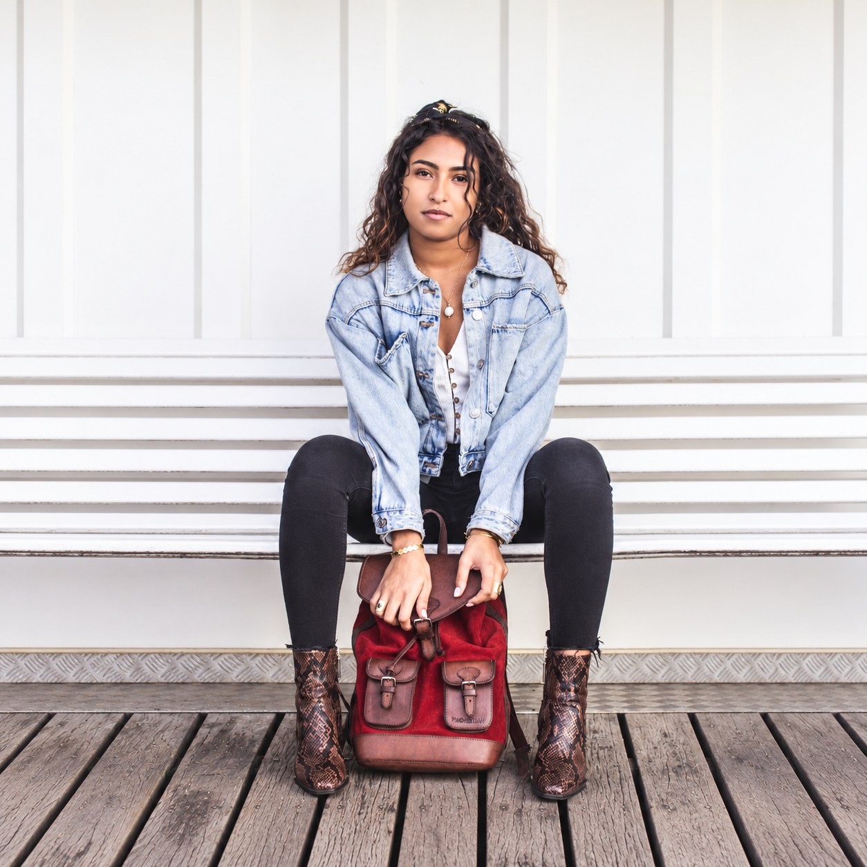 GABI Carmin, femme assise avec son sac GABI Carmin, femme assise avec son sac