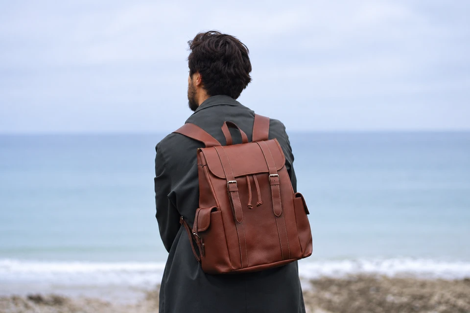 ALEX Cuir marron porté, vue rapprochée du dos et des bretelles