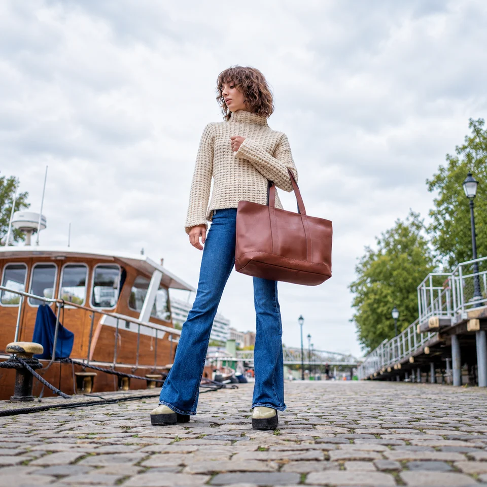 OLGA Cuir marron porté au bras sur les quais