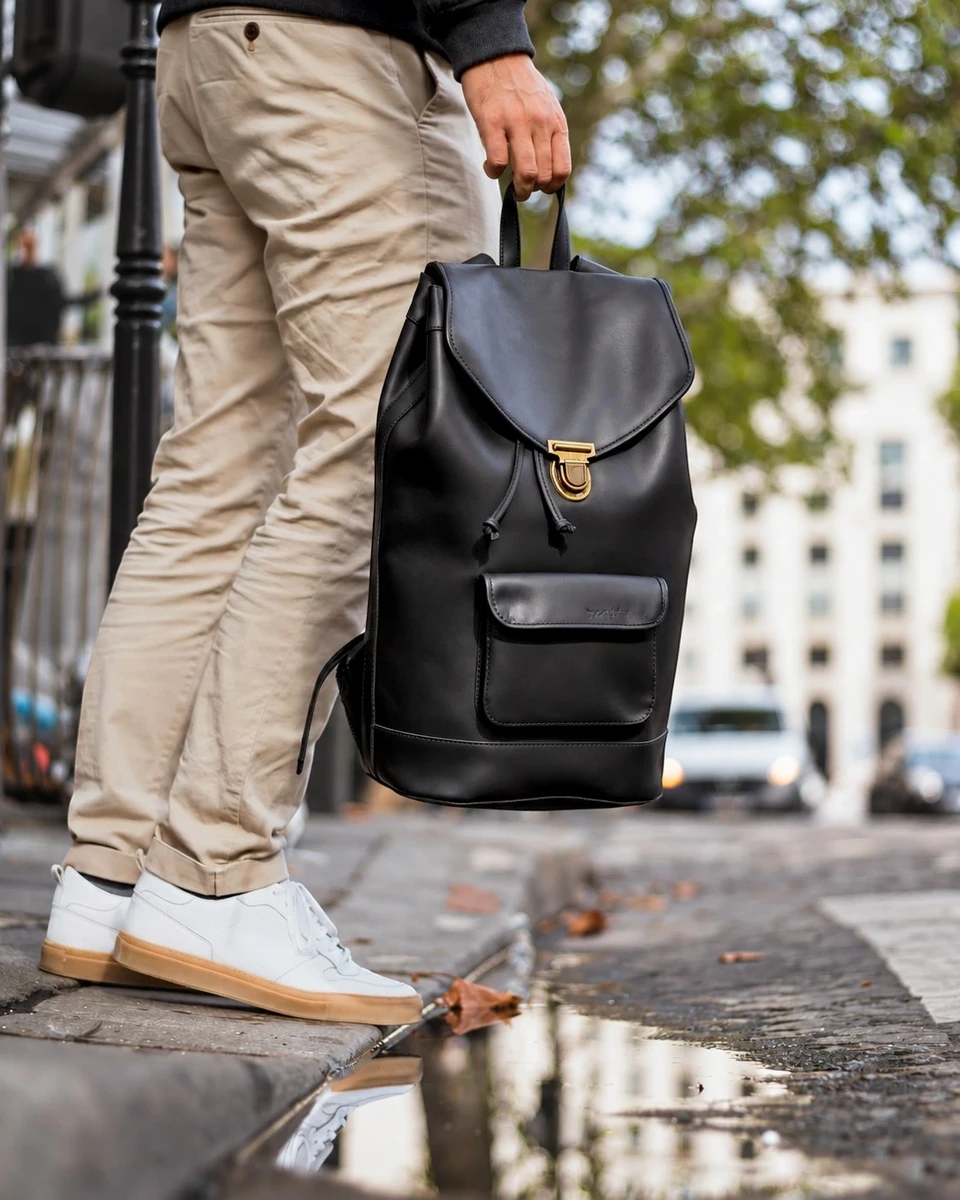 JOE Cuir Noir tenu à la main en ville