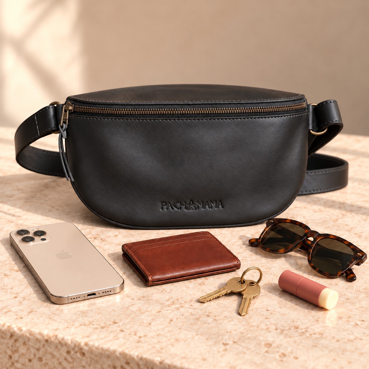 Banane Cuir Noir V2 avec téléphone, petit portefeuille, clés, lunettes et baume à lèvres Banane Cuir Noir V2 avec téléphone, petit portefeuille, clés, lunettes et baume à lèvres