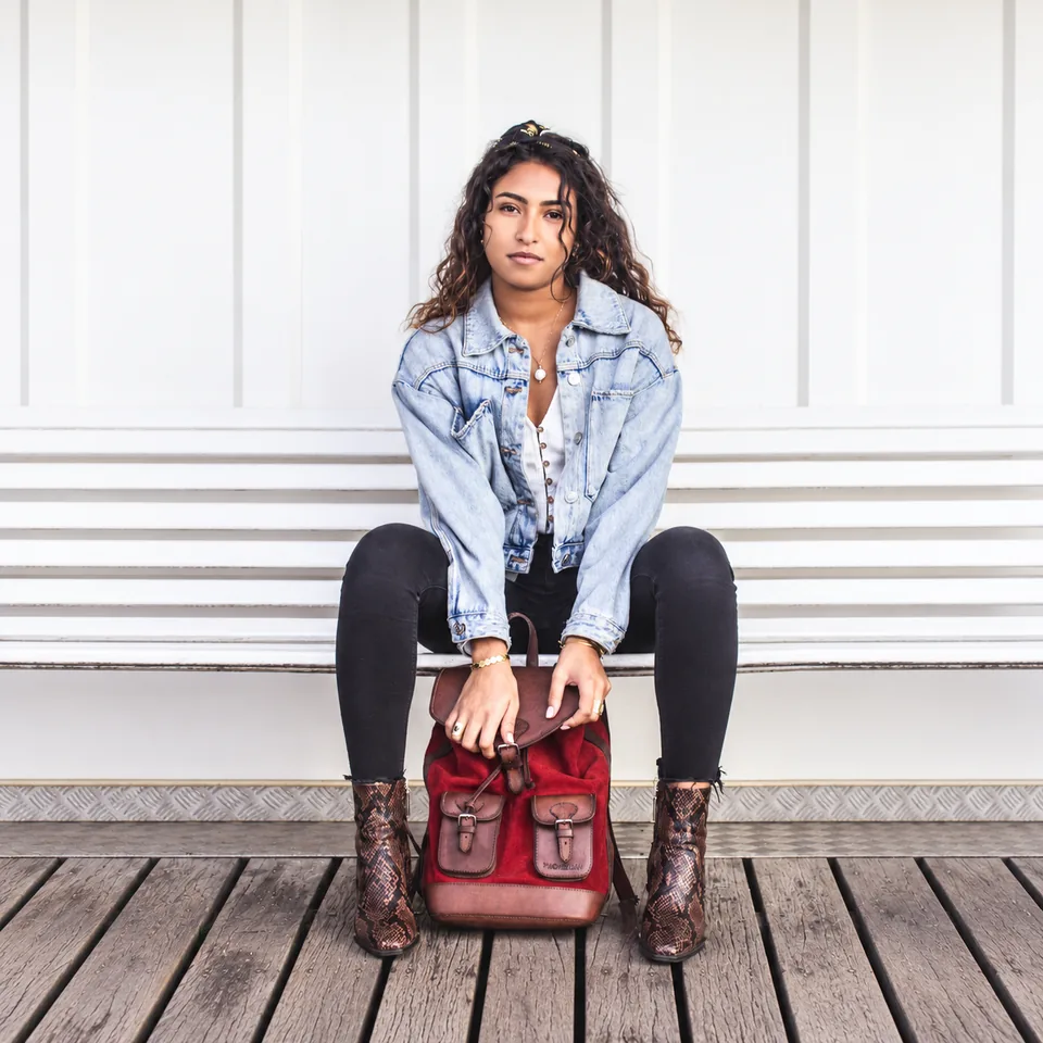 GABI Carmin, femme assise avec son sac